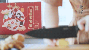 將處理好的老鴨放入冷水鍋中，丟入姜片，冷水煮沸去腥。