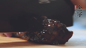 金字風(fēng)味醬肉切小塊。