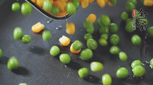 鍋7成熱時(shí)，下豌豆、玉米翻炒，再依次放醬肉、洋蔥碎、木耳碎。