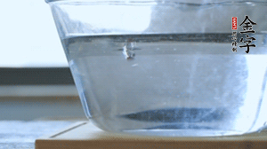 紅豆提前浸泡備用。