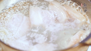 五花肉切塊，加姜片焯水備用。