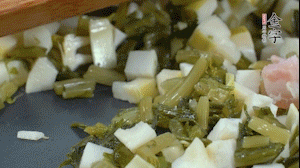 【餡料】2.鍋中油8成熱時(shí)，依次放入春筍、雪菜、淡咸肉，翻炒出香味。