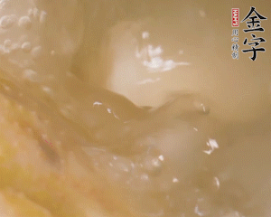 沸騰后撈出蔥結(jié)，小火燉45分鐘，加山藥再燉15分鐘。