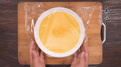 去除雞蛋液浮沫后，沸水上鍋蒸6分鐘。