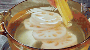 把藕和土豆焯水至八成熟，盛出瀝干水分。