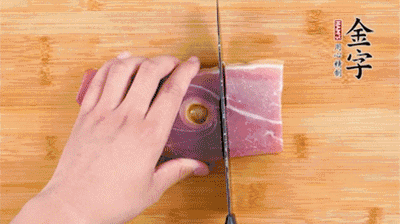 金字火腿切片，老豆腐切成塊，海鮮菇洗凈。