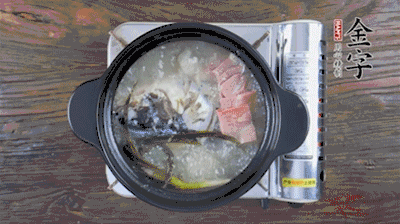 放豆腐、海鮮菇繼續(xù)中小火煮5分鐘。