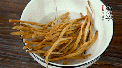 黃花菜、香菇提前泡發(fā)。黃花菜去掉硬頭，香菇切片。