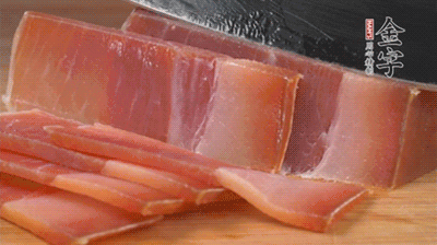 金字火腿切片，溫水浸泡5分鐘。