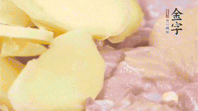 雞肉剁塊，用料酒、蔥、姜、鹽、糖拌均腌制20分鐘。