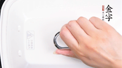 大火煮開(kāi)后，再上鍋中火蒸20分鐘，出鍋后撒上蔥花。