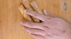 山藥去皮切斜刀塊，毛豆去外殼去膜，姜切片。