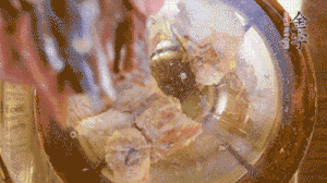 鍋中依次放姜片、排骨、火腿，加料酒、清水煮開轉(zhuǎn)小火煮30分鐘。