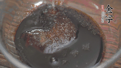 調(diào)配醬汁：耗油、生抽、老抽、糖、鹽、清水?dāng)嚢杈鶆颉?>
					</div>
					<span>步驟 3/5</span>
					<p>調(diào)配醬汁：耗油、生抽、老抽、糖、鹽、清水?dāng)嚢杈鶆颉?/p>
				</li><li>
					<div   id=