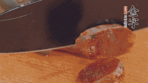 麻辣香腸蒸熟后，切片待用。