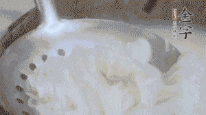 米粉煮熟過(guò)涼水備用。