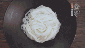 依次放入黃瓜絲、花生米、燙熟的豆芽、麻辣香腸、香菜、擺盤(pán)即可。