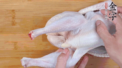 菌菇分別冷水泡發(fā)。雞處理干凈后剁成小塊，放水中浸泡半小時去血水。