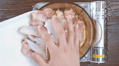 加料酒、蔥姜焯水2分鐘，清洗備用。