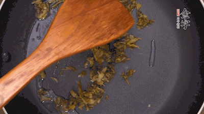 鍋中3成油溫時(shí)，下雪菜、辣椒圈翻炒40秒。