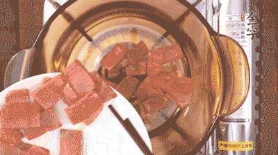 砂鍋中依次放火腿片、豆腐，大火燉開轉(zhuǎn)中小火。