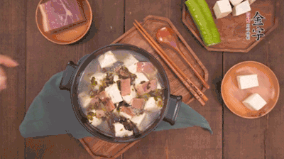 出鍋前撒蔥花。