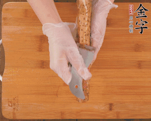 山藥去皮切滾刀塊，熱水汆燙30秒，撈出冷水浸泡。