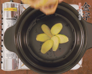 準(zhǔn)備土砂鍋，放姜片、鴿子、火腿片、蔥結(jié)、料酒，加沒過食材多些的清水，中小火燉煮。