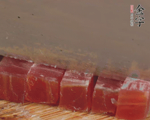 金字火腿切丁，春筍剝殼切丁，豌豆剝粒。