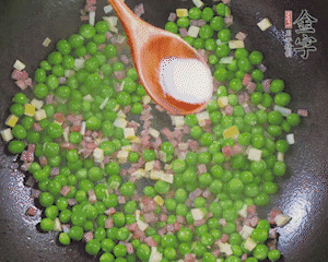 加水、料酒、鹽燒2分鐘即可。