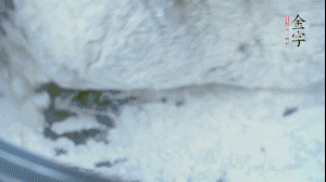 【面皮】2.將糯米粉和粳米粉混合，加煮好的艾草和適量清水，揉搓成面團(tuán)。