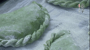 【制作】2.蒸架上墊浸濕的屜布，再放上清明果，大火蒸10~15分鐘，完成，出鍋啦！