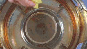 金字淡咸肉加姜片、料酒，冷水入鍋焯水。