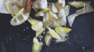 將淡咸肉、春筍、五花肉一起放入鍋中。