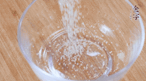 制作醬汁：1湯匙蠔油、1湯匙涼開水、2湯匙生抽、1/2湯匙白砂糖、少許辣椒圈。