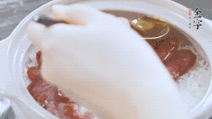 沿鍋邊倒一圈食用油蓋蓋，繼續(xù)小火燜8分鐘。