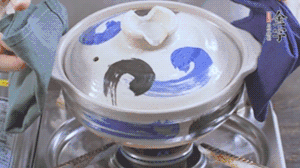 每隔30s將鍋傾斜一側(cè)。（受熱更均勻，鍋巴更噴香）