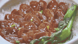 燜好后放入小青菜，均勻淋上醬汁，撒上蔥花或芝麻即可。