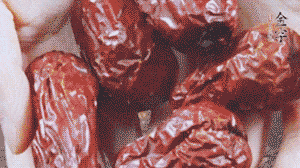 紅棗洗凈，對半剪開。