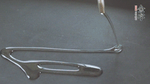 鍋中加少許油，爆香蔥姜蒜、香料 ，喜歡麻的也可以加點花椒！接著放入郫縣豆瓣醬煸炒出紅油。