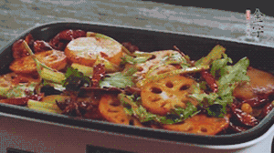 加入金字麻辣香腸，翻炒5分鐘左右。再加入之前準備好的蔬菜，翻炒均勻，最后放入蝦。