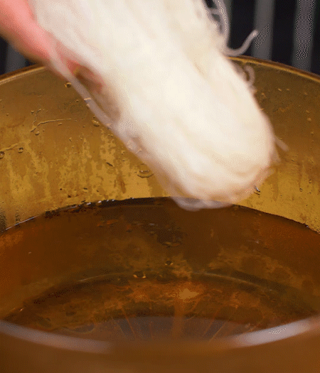 青番茄切片、金字臘肉切薄片、小米辣線椒切圈。