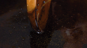 茄子切成長條，拍上生粉入油鍋炸制。