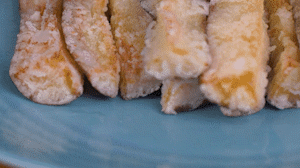 炸制油溫在7成左右，茄子炸至金黃色即可撈出。