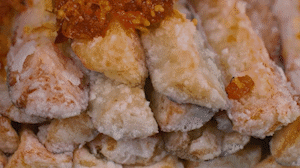 茄子撈出后放入雞精和XO醬拌均勻。
