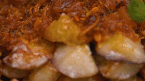 把茄子一條一條的擺好放在盤子上，上鍋蒸制3到4分鐘，出鍋后撒上蔥花。