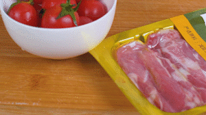 洋蔥、土豆切丁塊，火腿切小片，小番茄對(duì)半切開(kāi)。