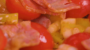 接著放入土豆和洋蔥，翻炒兩分鐘斷生。