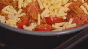 烤箱上下火180度預(yù)熱，將米飯分別盛入容器中。表面均勻的撒上馬蘇里拉芝士碎，放進(jìn)烤箱中層烤20分鐘左右，待芝士融化上色即可。