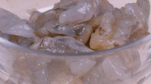 蝦去殼去蝦線，加姜絲、鹽腌制15分鐘，微煎1分鐘備用。